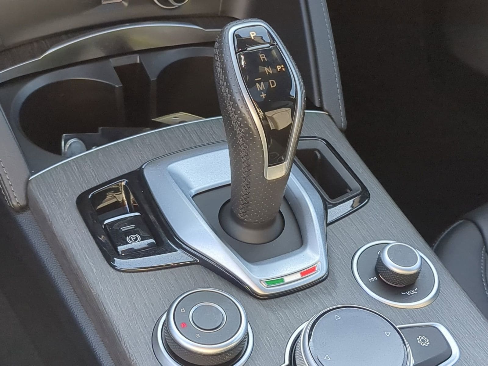 Thumbnail: 2023 Alfa Romeo Stelvio - 37