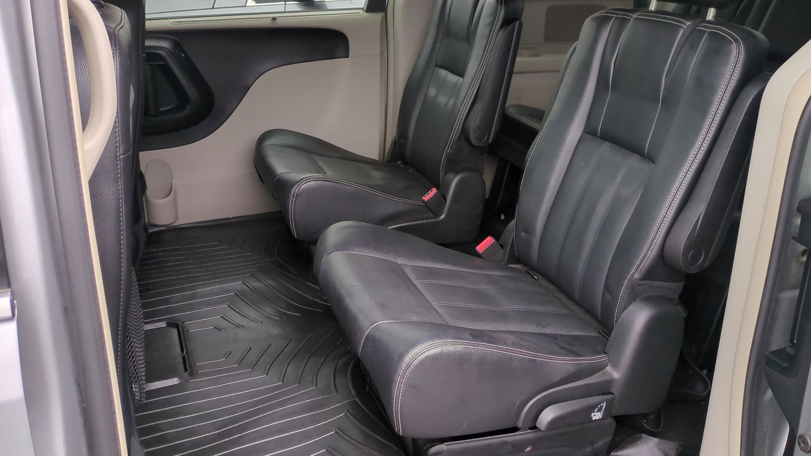 Thumbnail: 2014 Chrysler Town & Country - 21