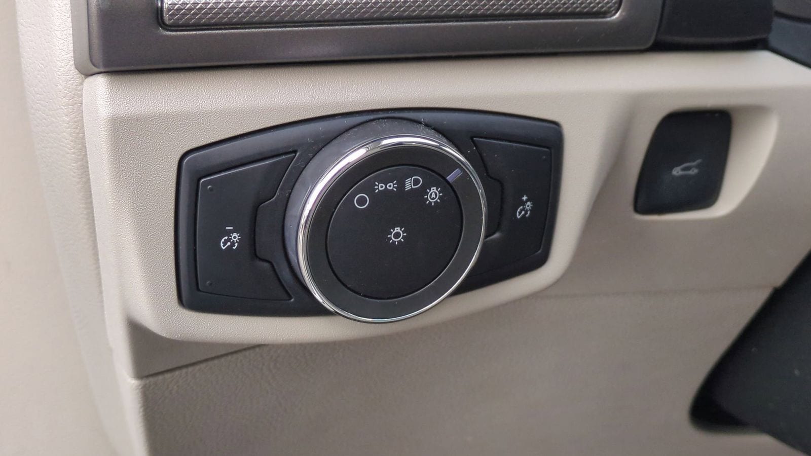 Thumbnail: 2017 Ford Fusion - 18