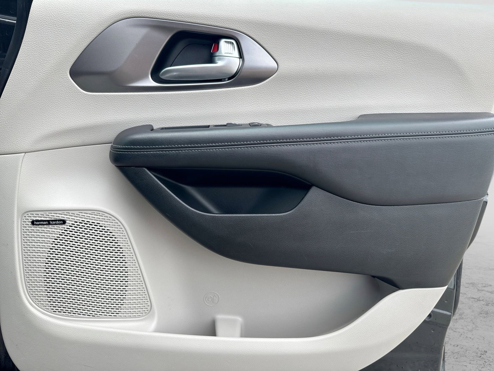 Thumbnail: 2018 Chrysler Pacifica - 39