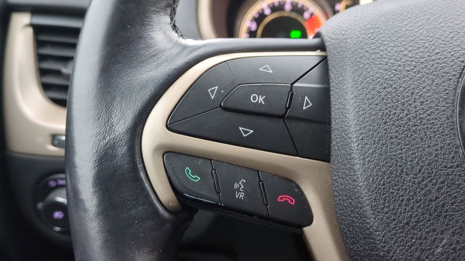 Thumbnail: 2016 Jeep Cherokee - 25