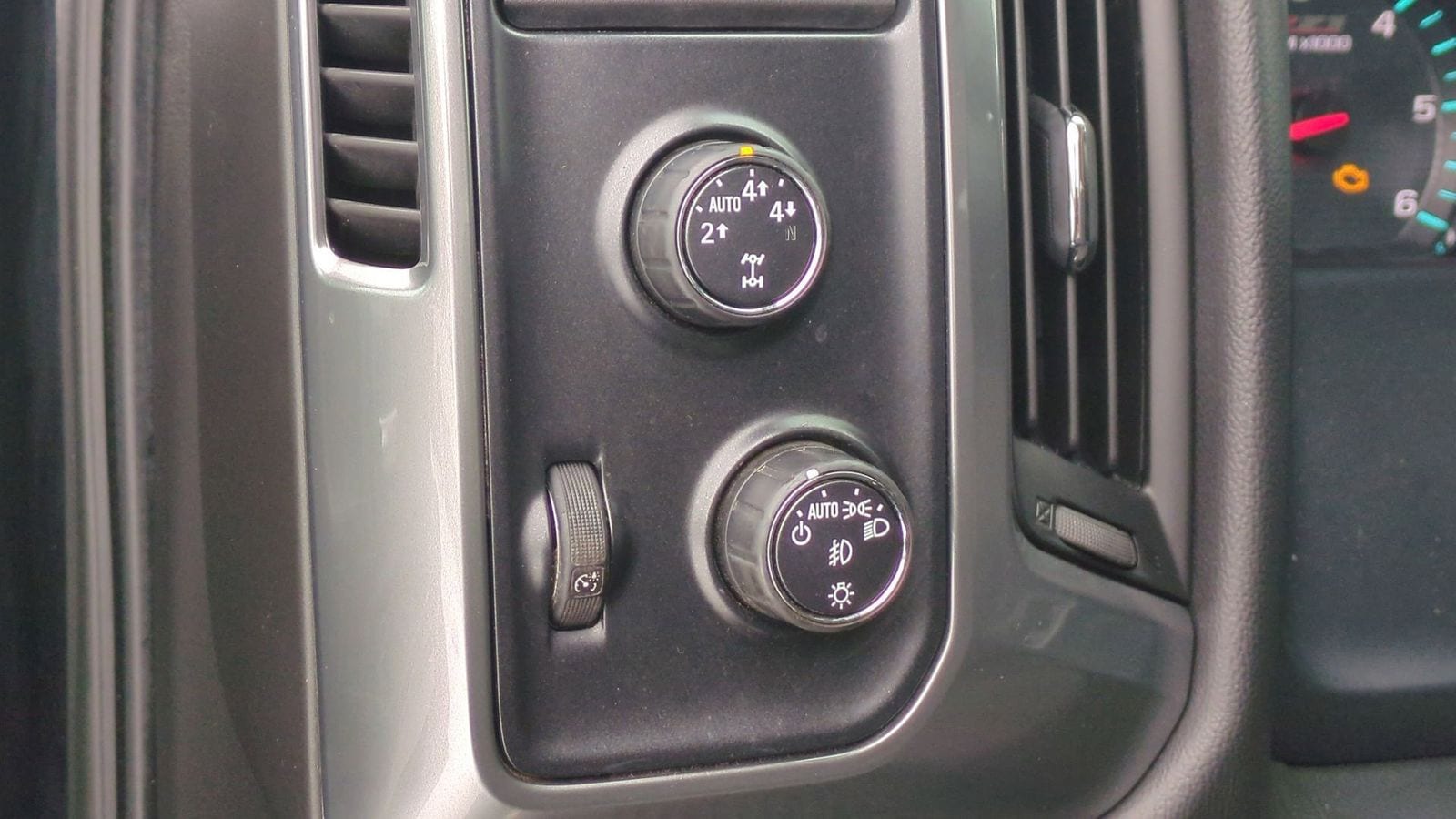 Thumbnail: 2015 Chevrolet Silverado 1500 - 18