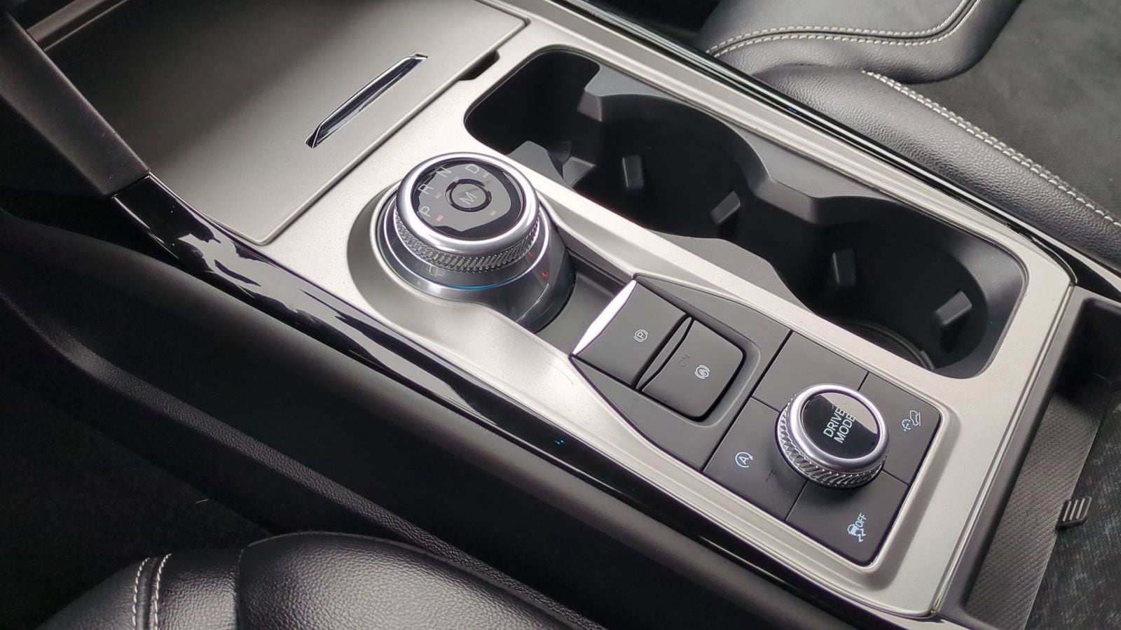 Thumbnail: 2021 Ford Explorer - 32