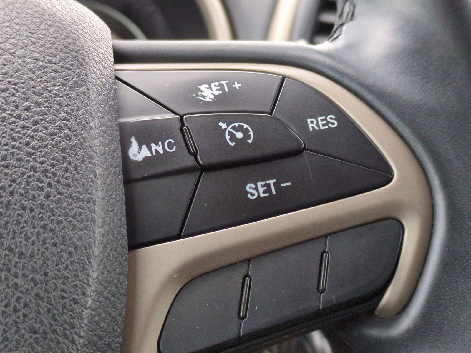 Thumbnail: 2014 Jeep Cherokee - 25