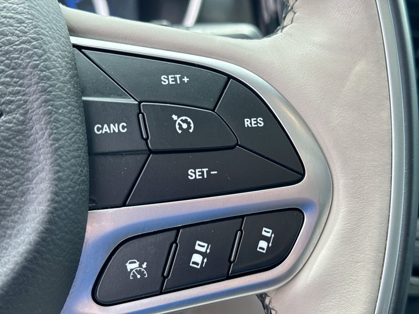 Thumbnail: 2018 Chrysler Pacifica - 33