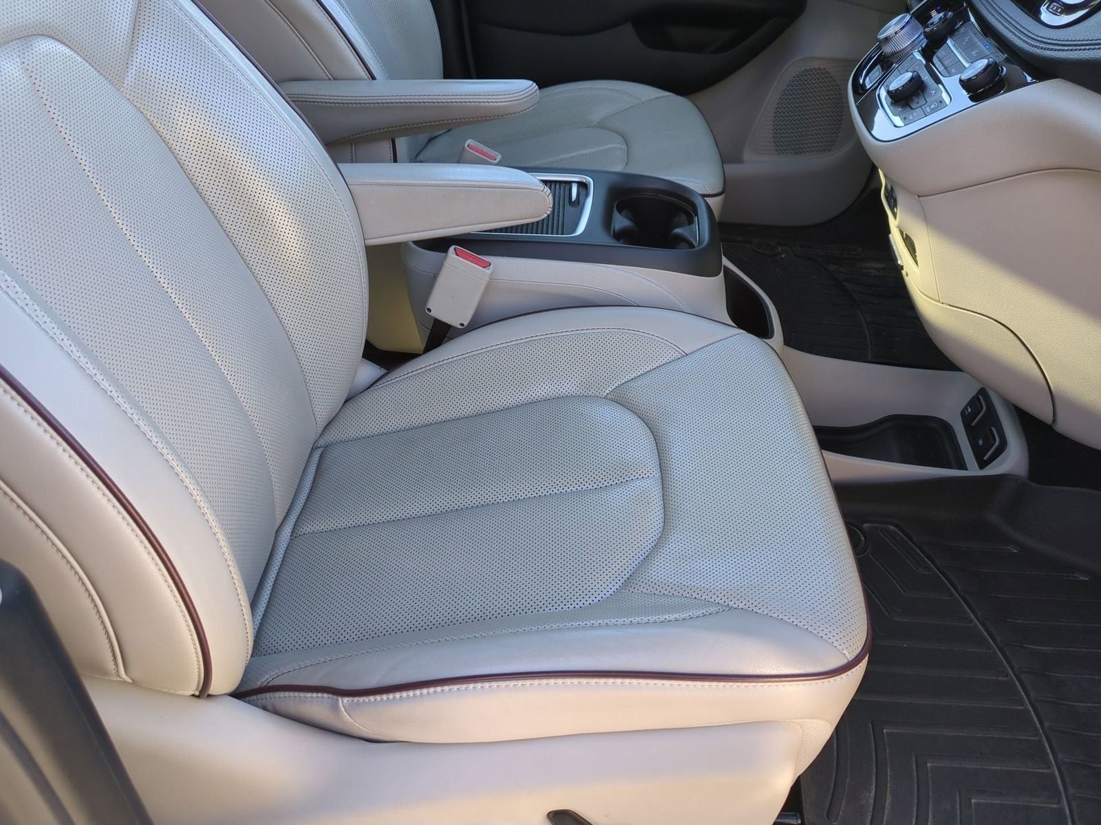 Thumbnail: 2017 Chrysler Pacifica - 32