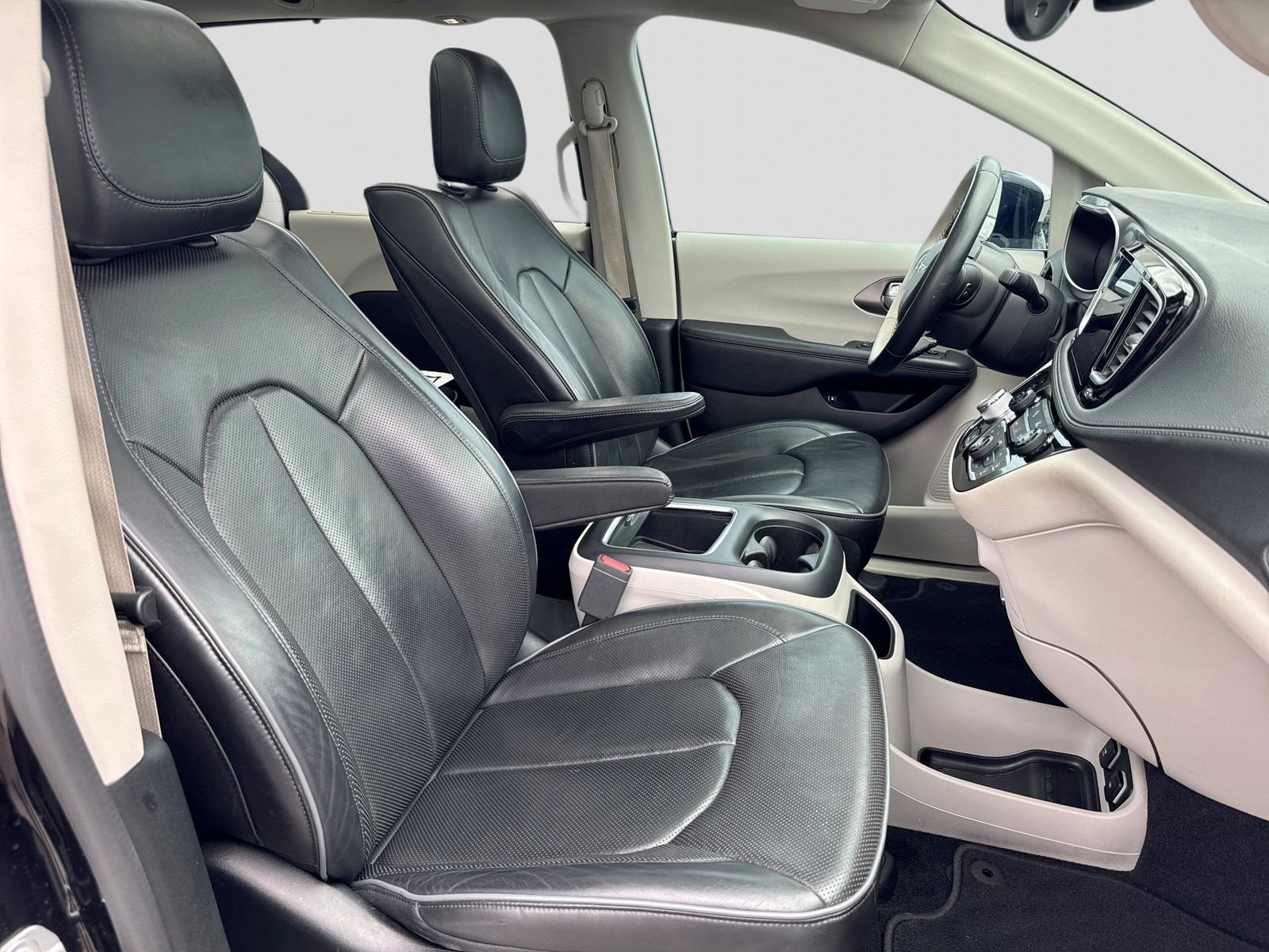 Thumbnail: 2018 Chrysler Pacifica - 29