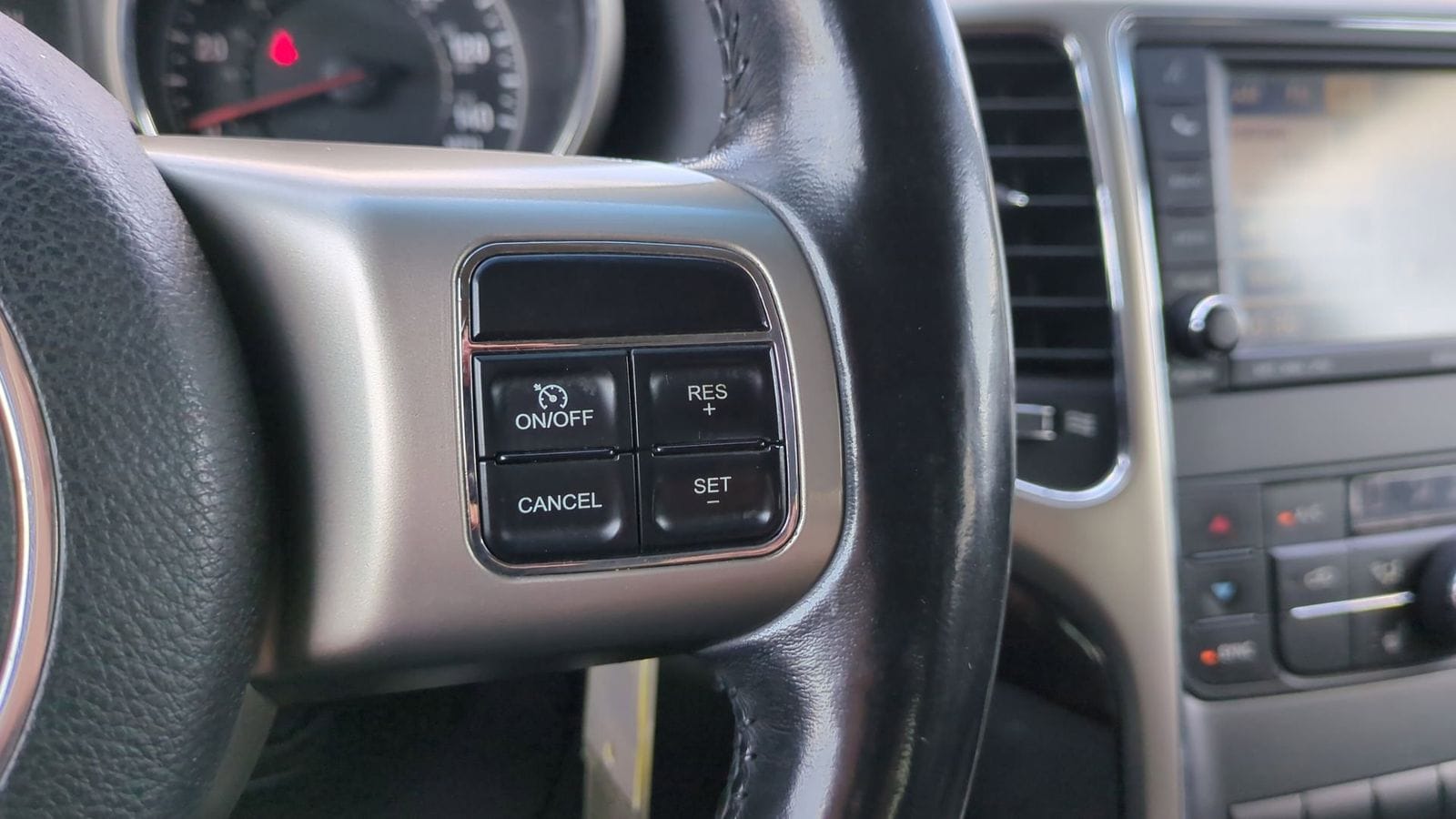Thumbnail: 2011 Jeep Grand Cherokee - 27