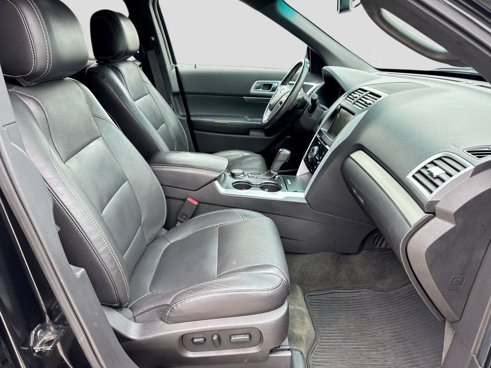 Thumbnail: 2015 Ford Explorer - 28