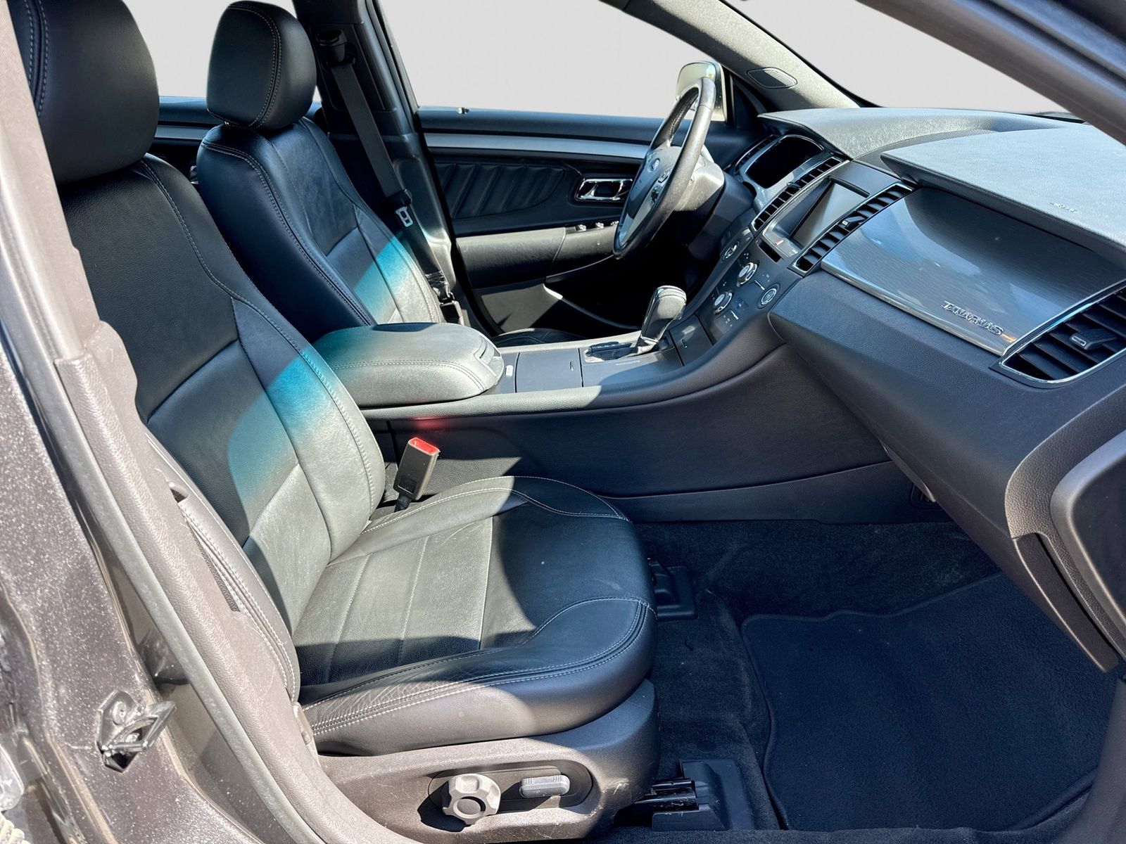 Thumbnail: 2015 Ford Taurus - 24