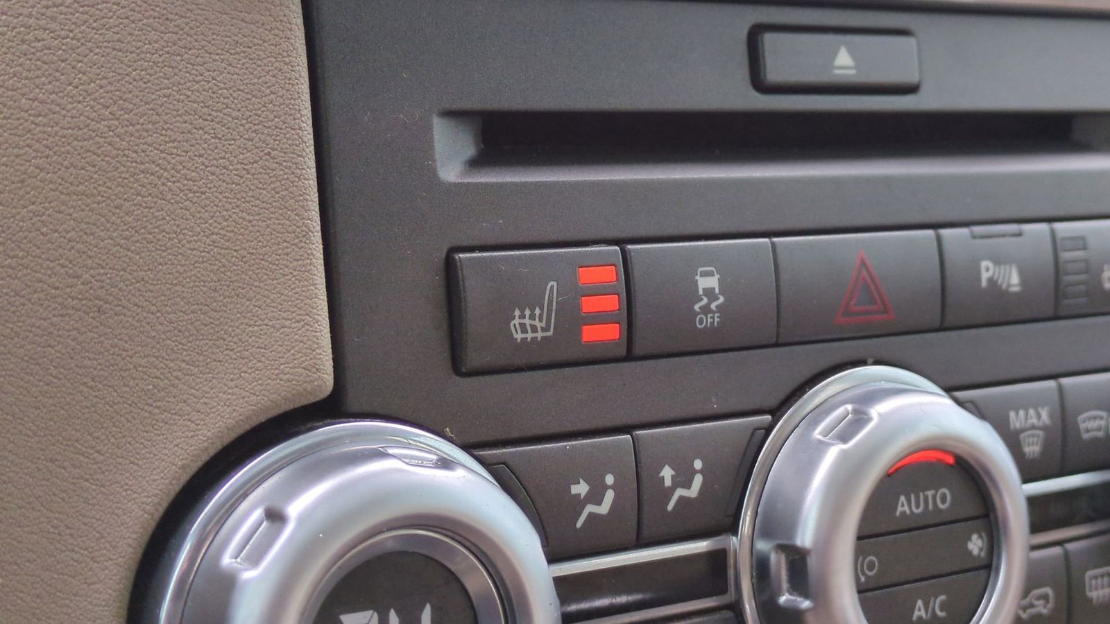 Thumbnail: 2011 Land Rover LR4 - 34