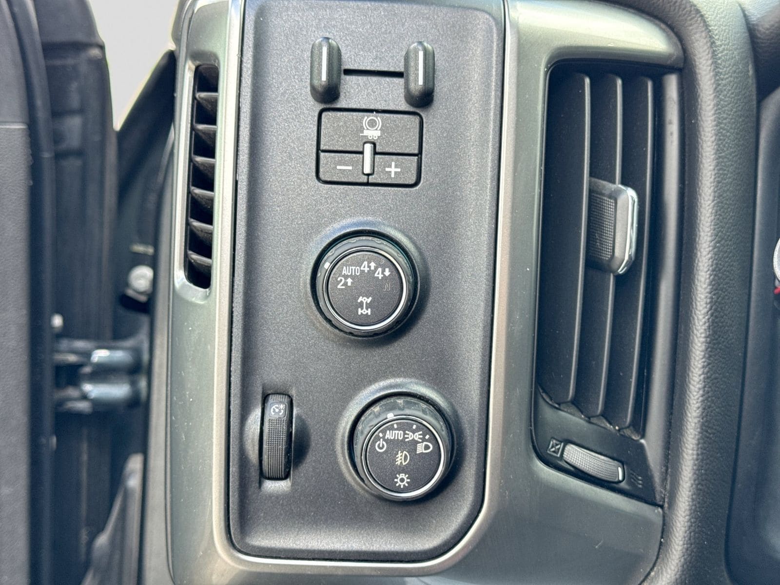 Thumbnail: 2018 Chevrolet Silverado 1500 - 28
