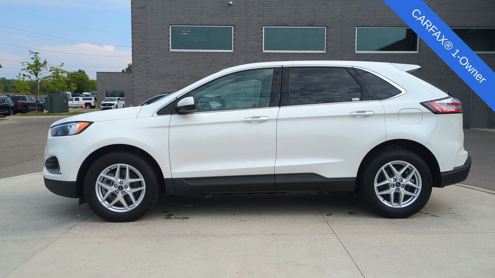 2022 Ford Edge SEL photo 2