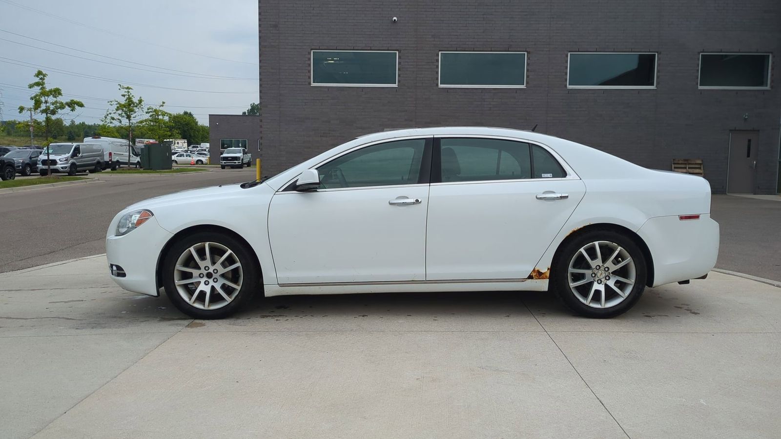 Thumbnail: 2011 Chevrolet Malibu - 3