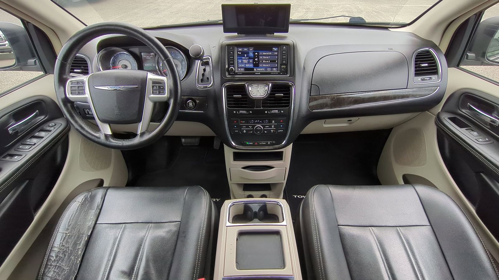 Thumbnail: 2014 Chrysler Town & Country - 17