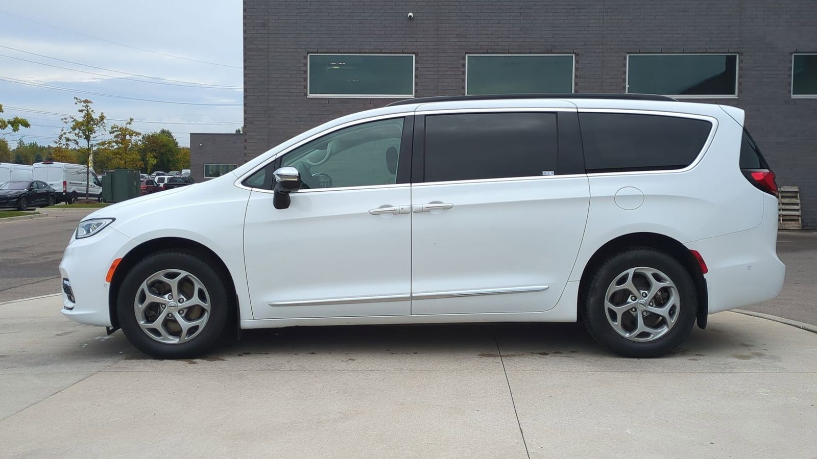 2023 Chrysler Pacifica Limited photo 3