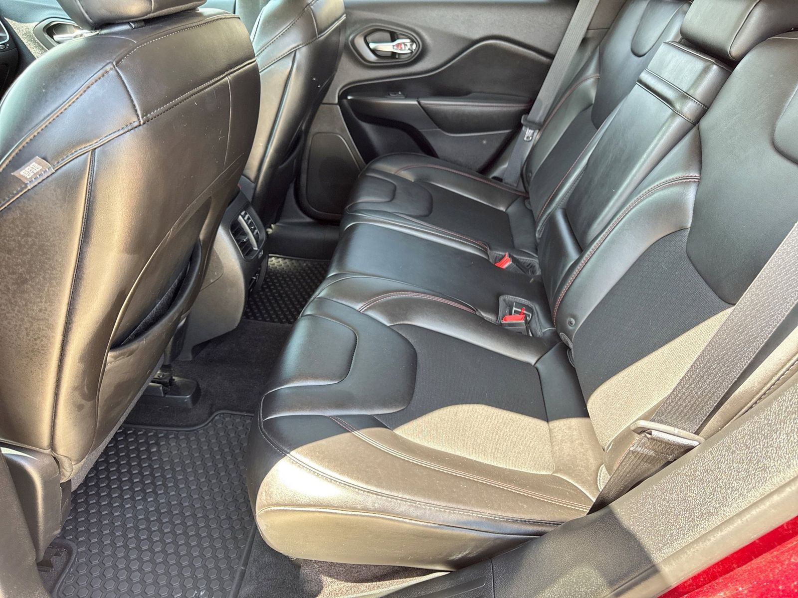 Thumbnail: 2019 Jeep Cherokee - 24