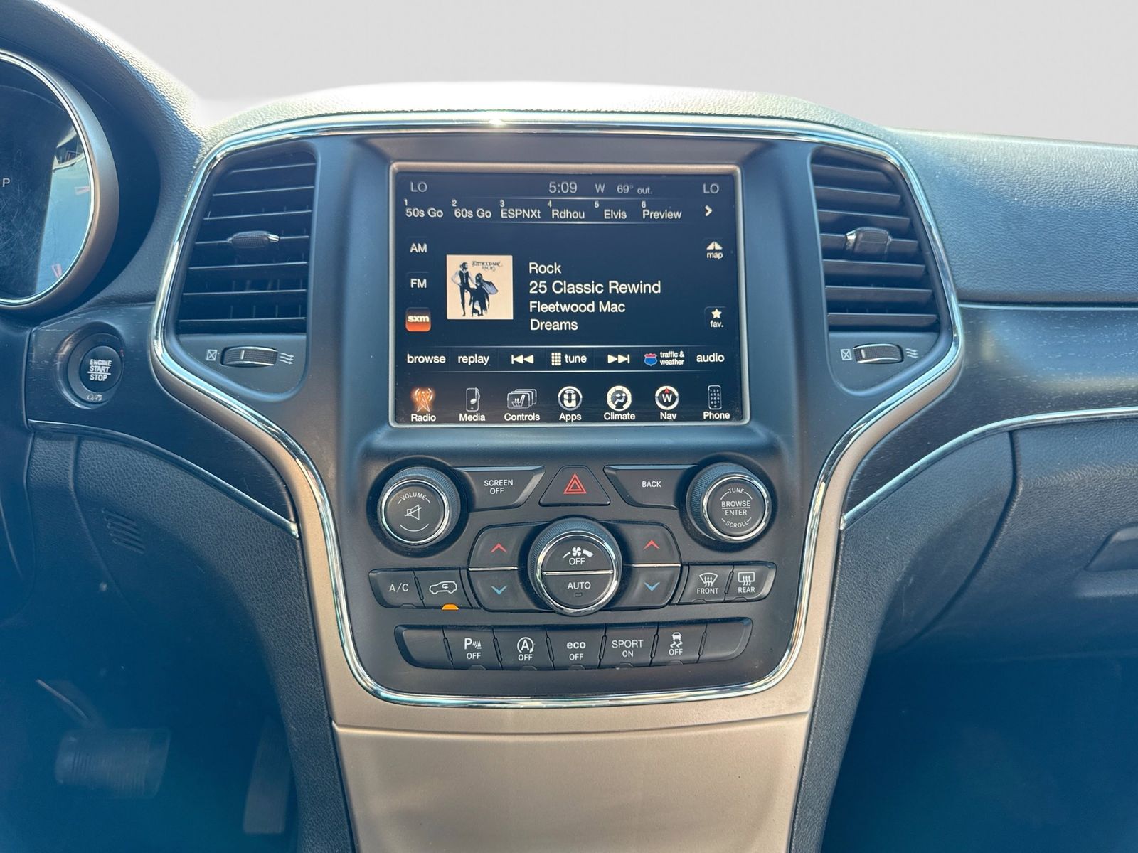Thumbnail: 2017 Jeep Grand Cherokee - 28