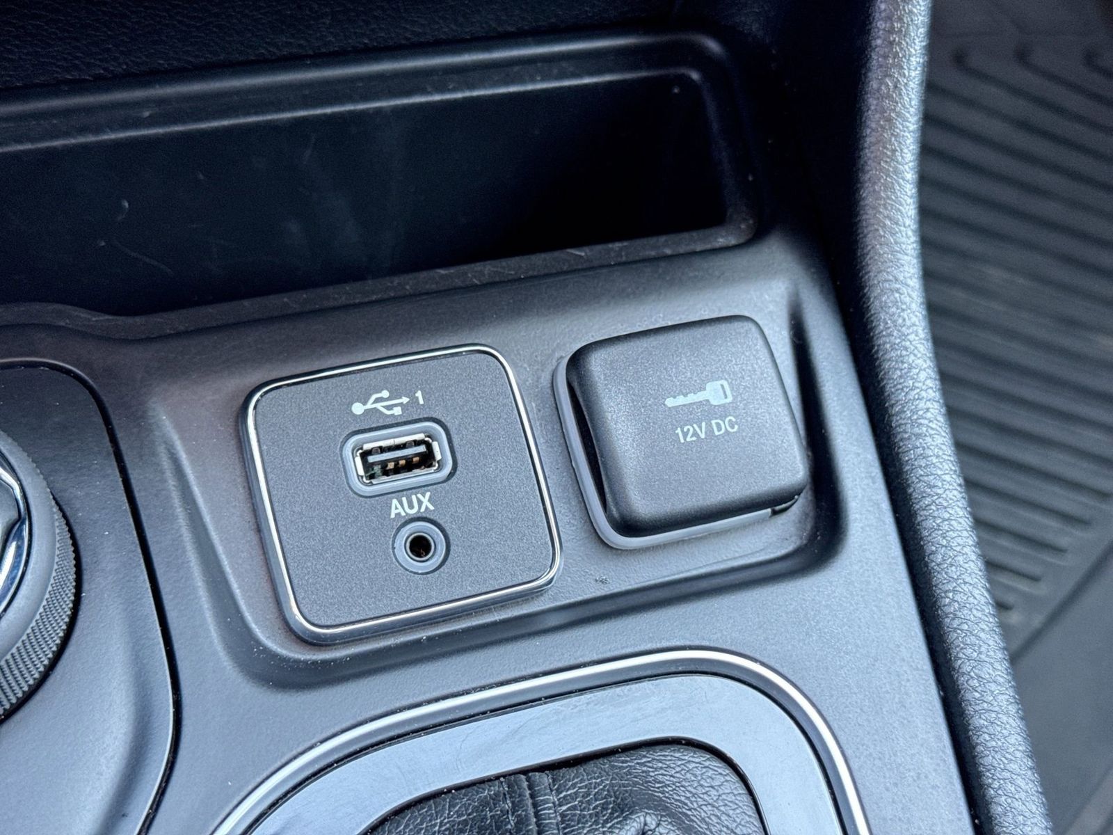 Thumbnail: 2021 Jeep Cherokee - 32