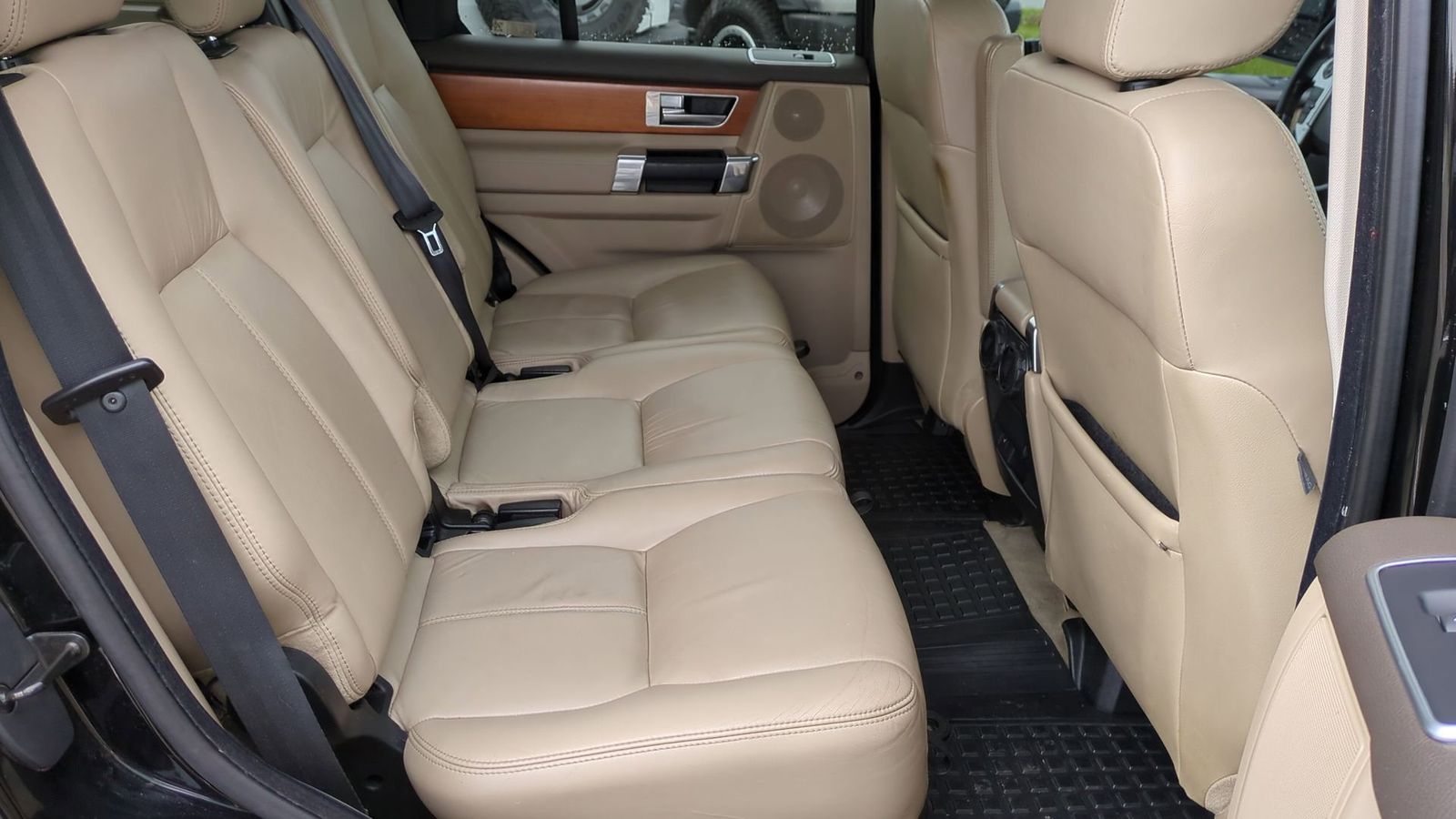 Thumbnail: 2011 Land Rover LR4 - 19