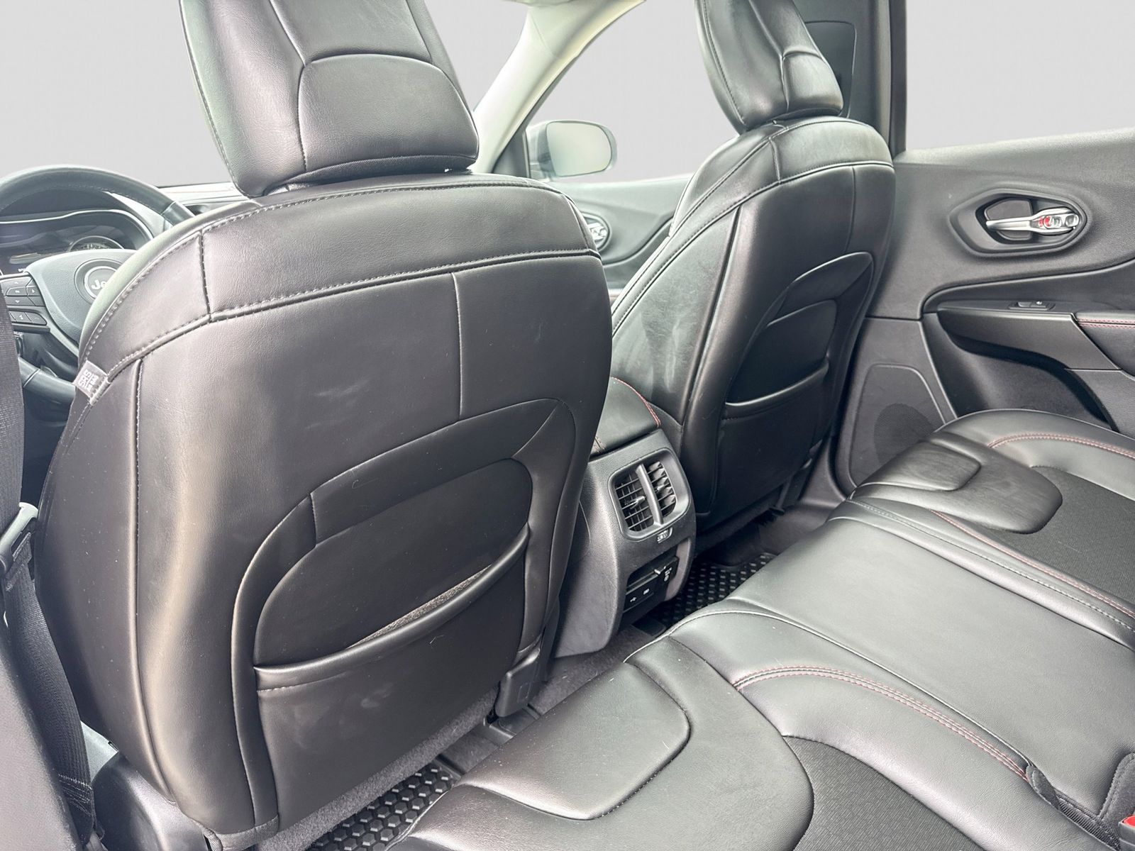 Thumbnail: 2019 Jeep Cherokee - 21