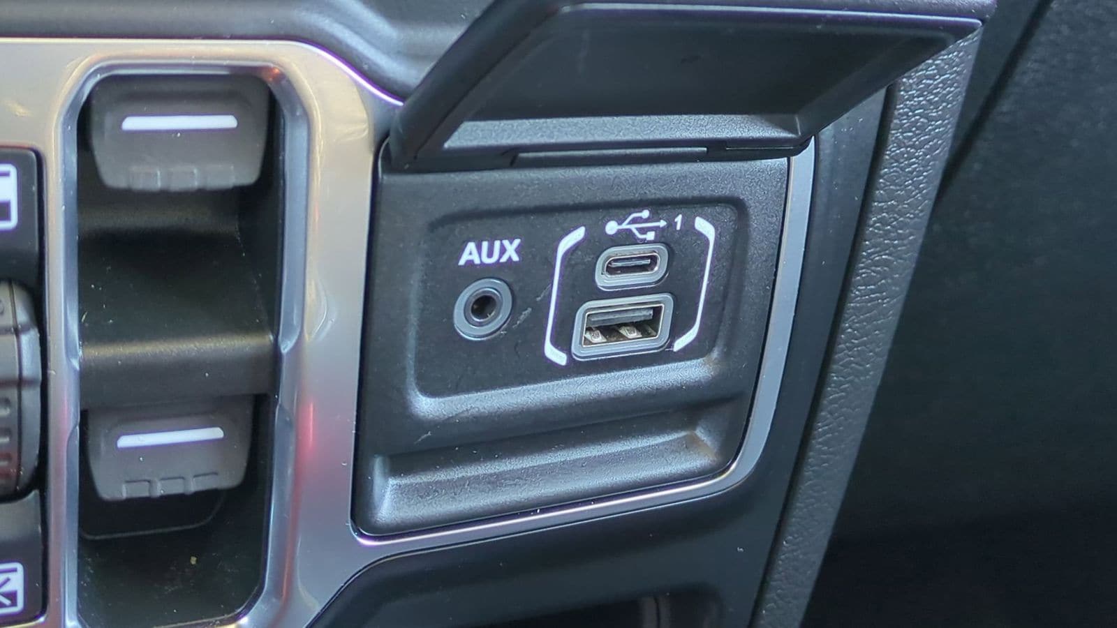 Thumbnail: 2021 Jeep Wrangler - 34