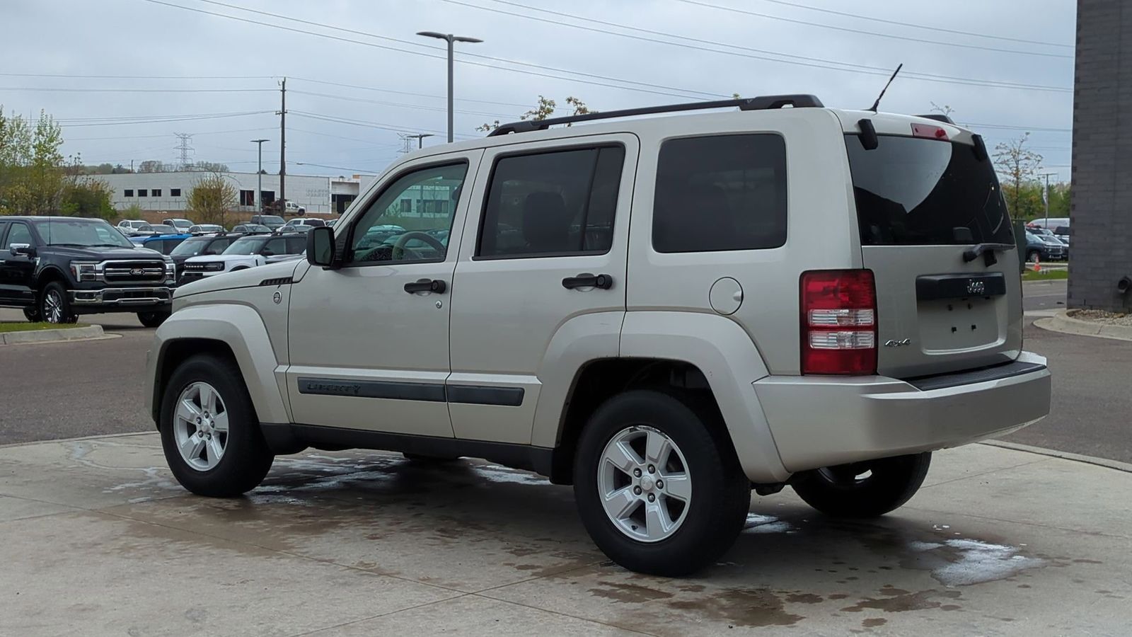 Thumbnail: 2009 Jeep Liberty - 3