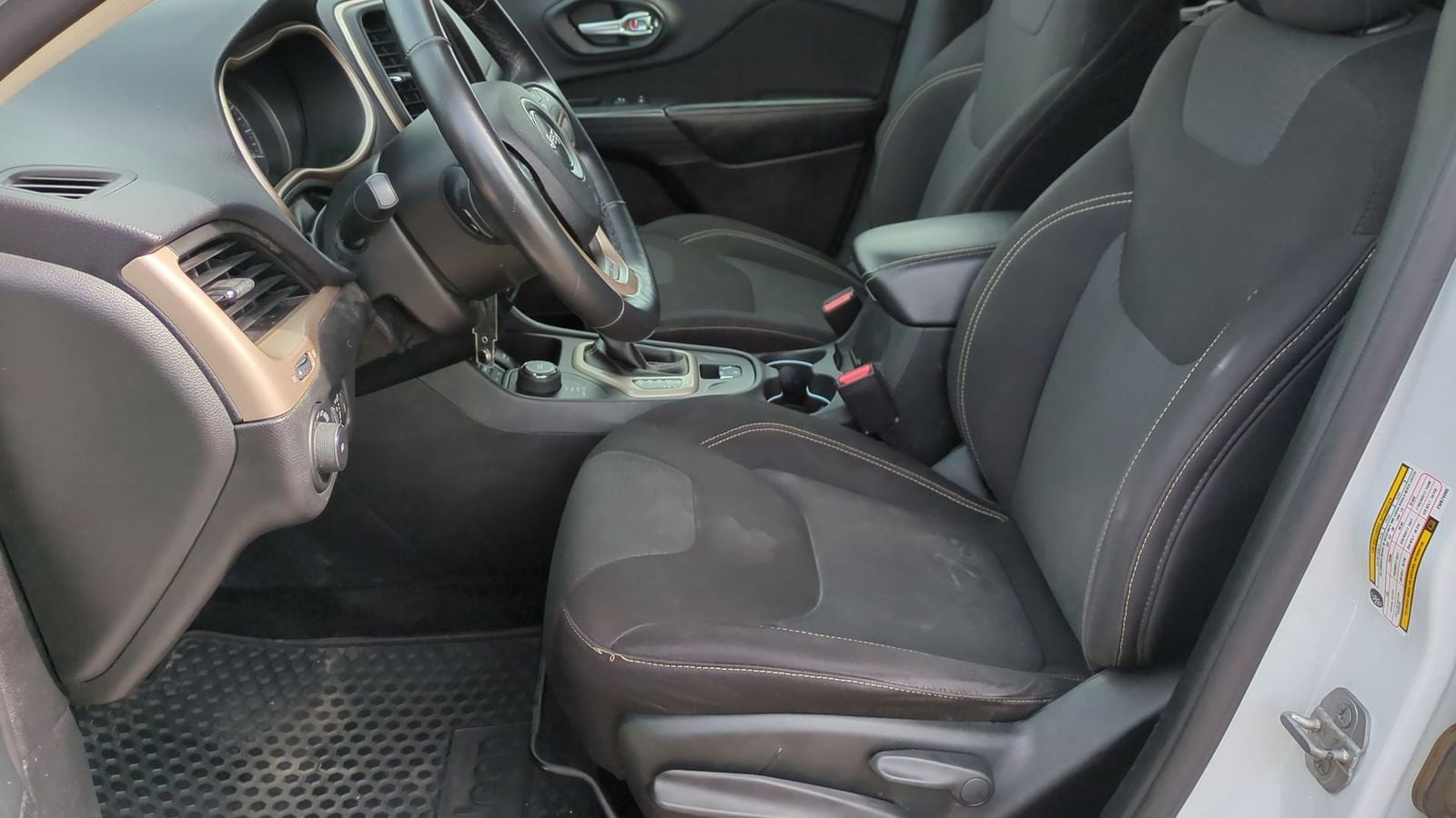 Thumbnail: 2015 Jeep Cherokee - 18