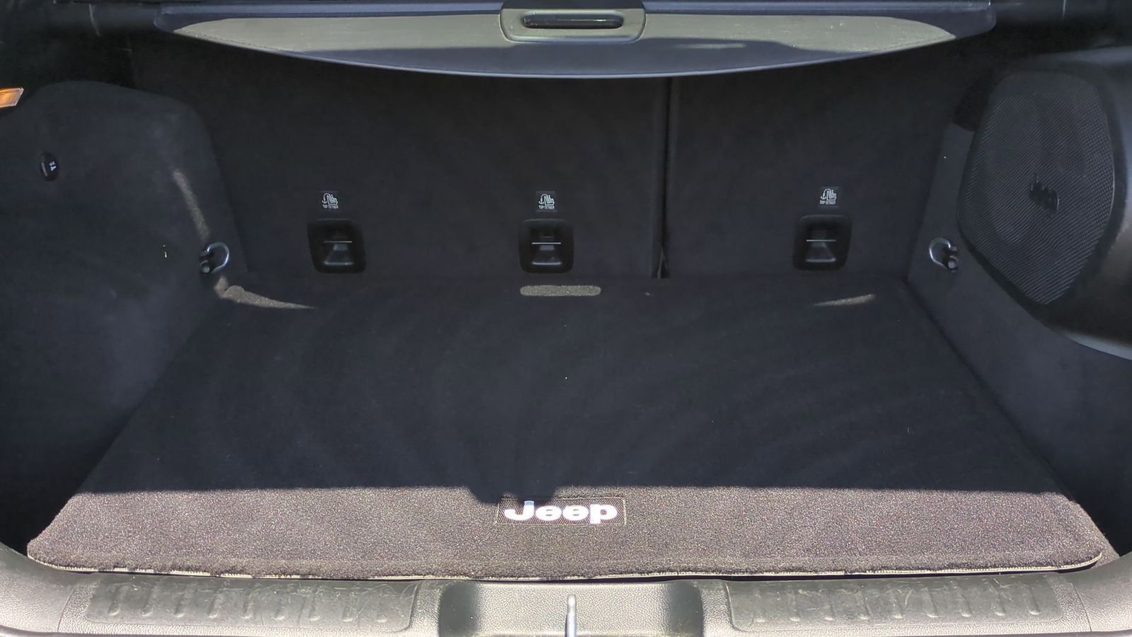 2019 Jeep Cherokee Overland 36
