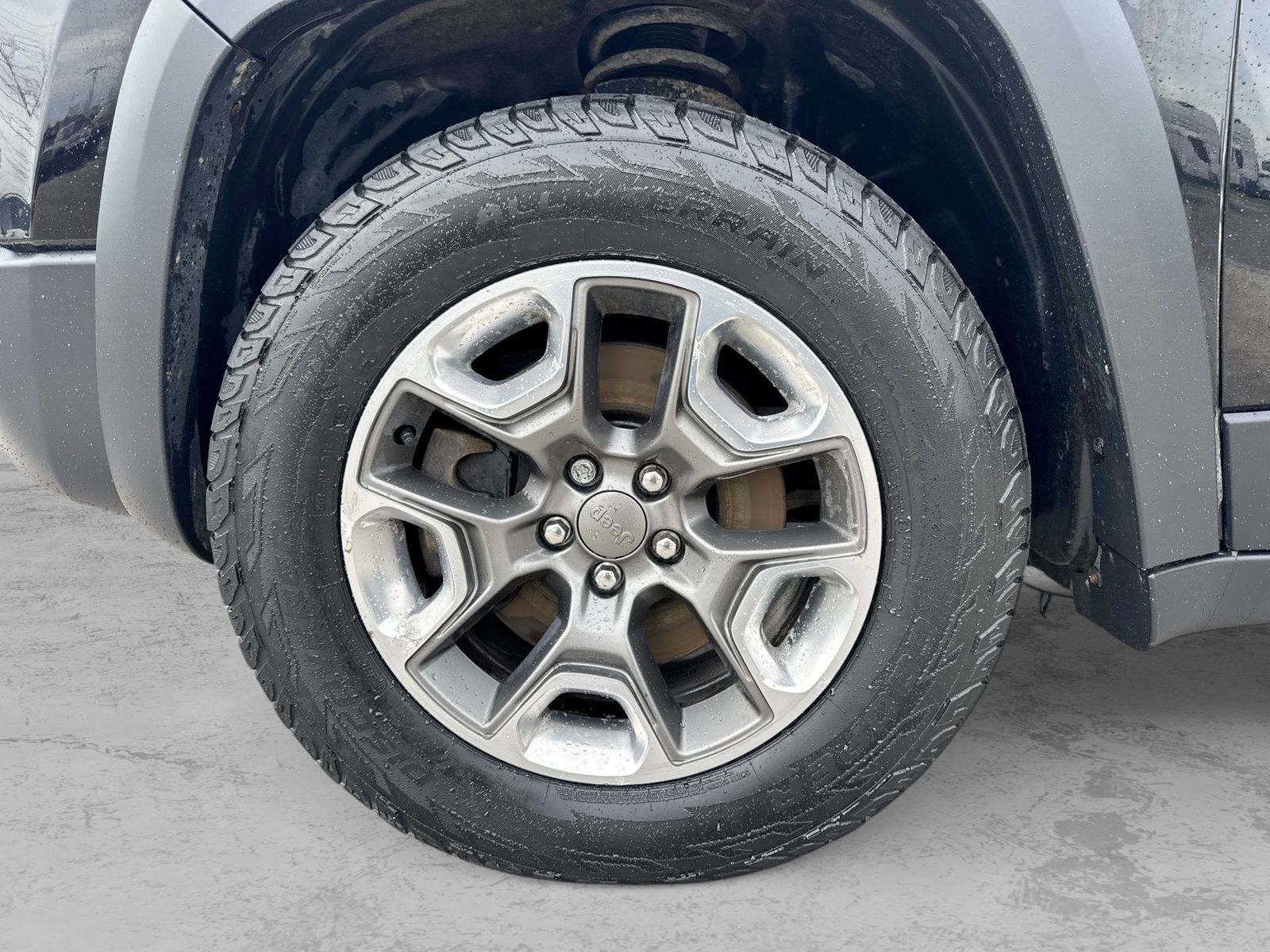 Thumbnail: 2019 Jeep Cherokee - 17