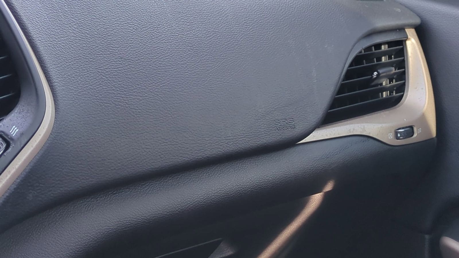 Thumbnail: 2018 Jeep Cherokee - 25