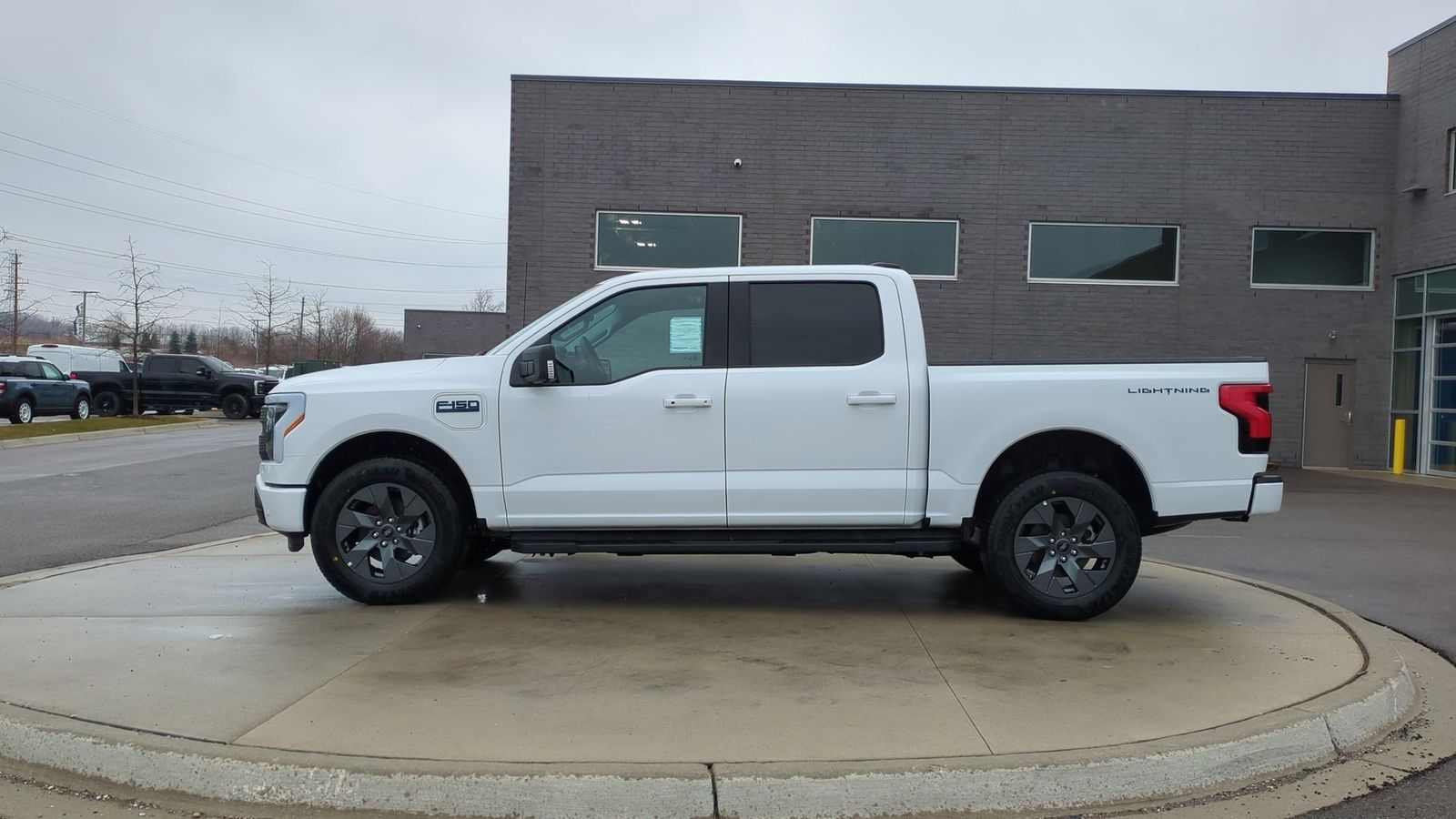 2025 Ford F-150 Lightning photo 2