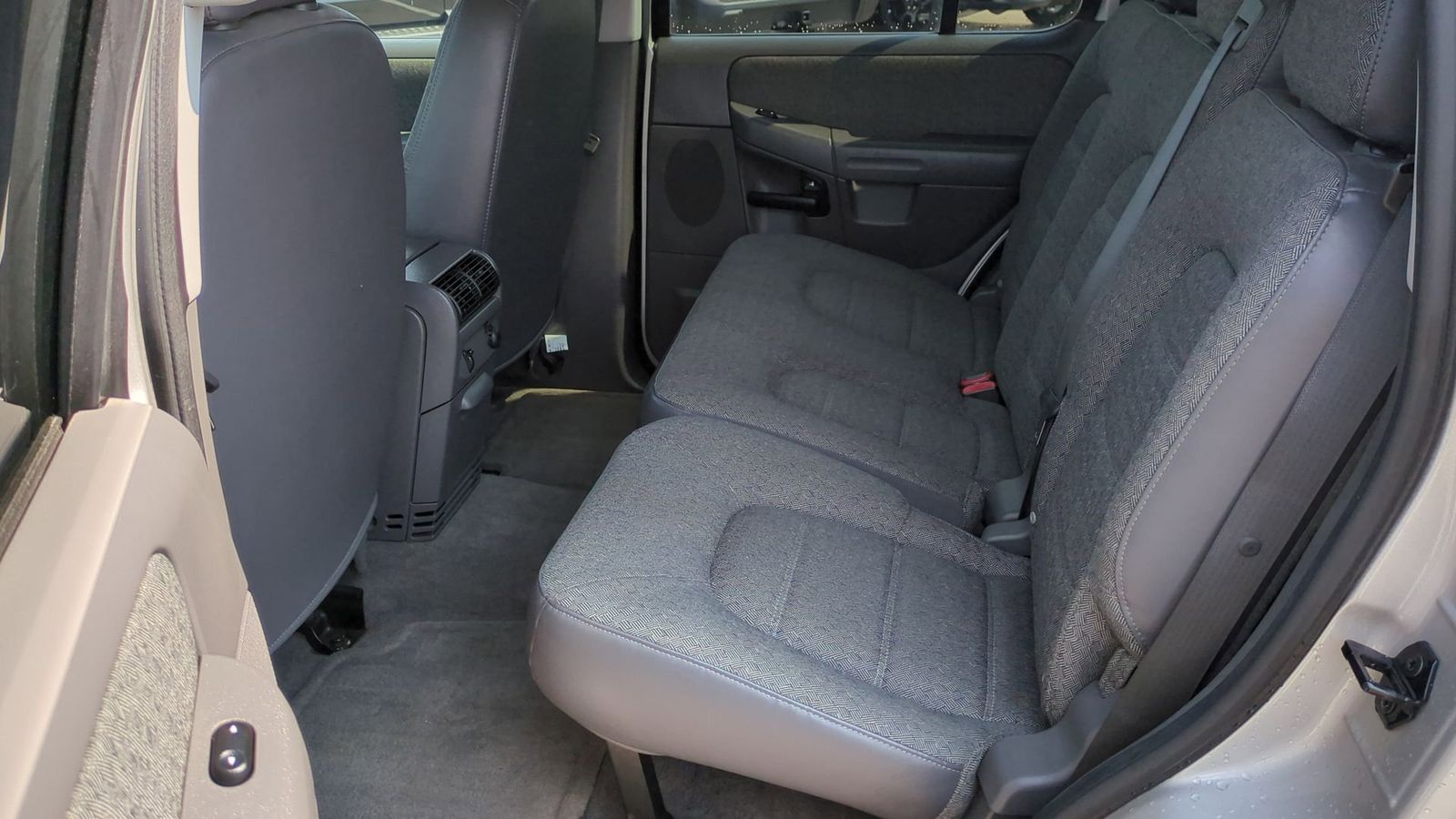 Thumbnail: 2004 Ford Explorer - 15