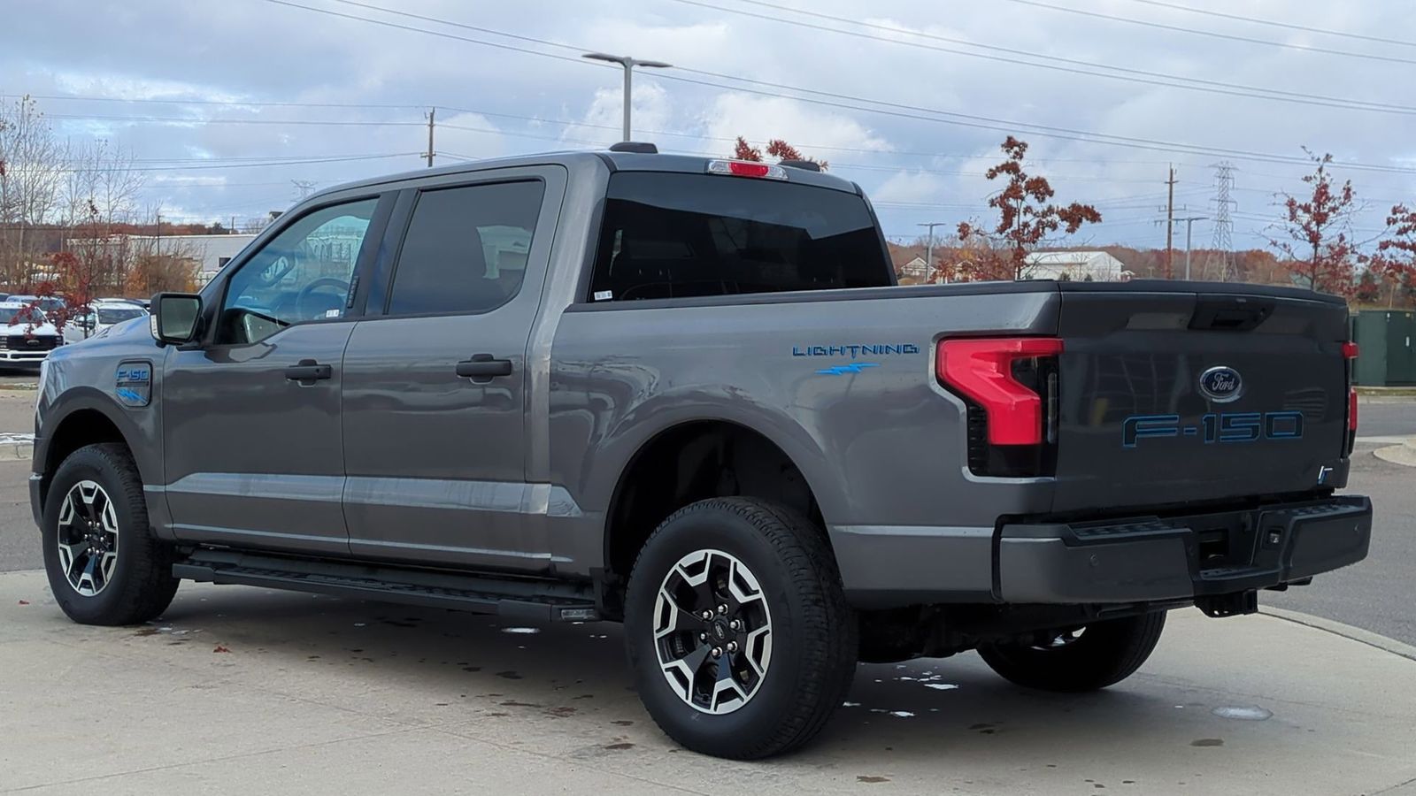 2023 Ford F-150 Lightning XLT photo 3