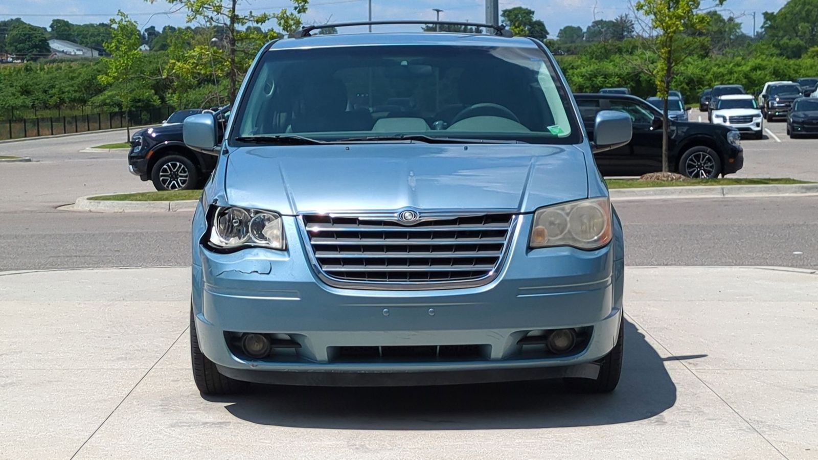 Thumbnail: 2009 Chrysler Town & Country - 13