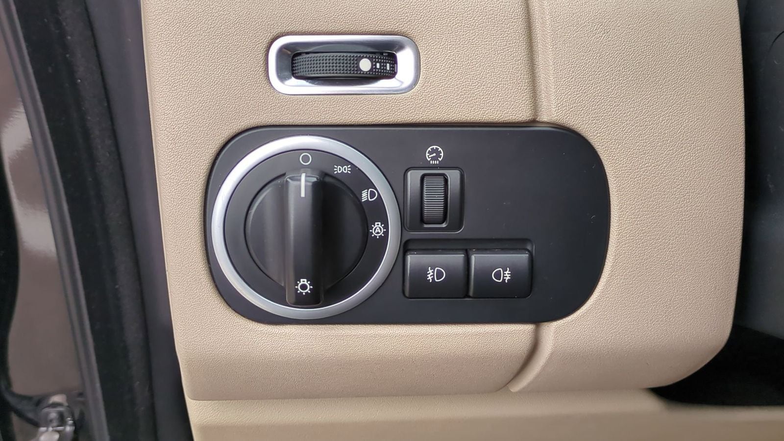 Thumbnail: 2011 Land Rover LR4 - 16