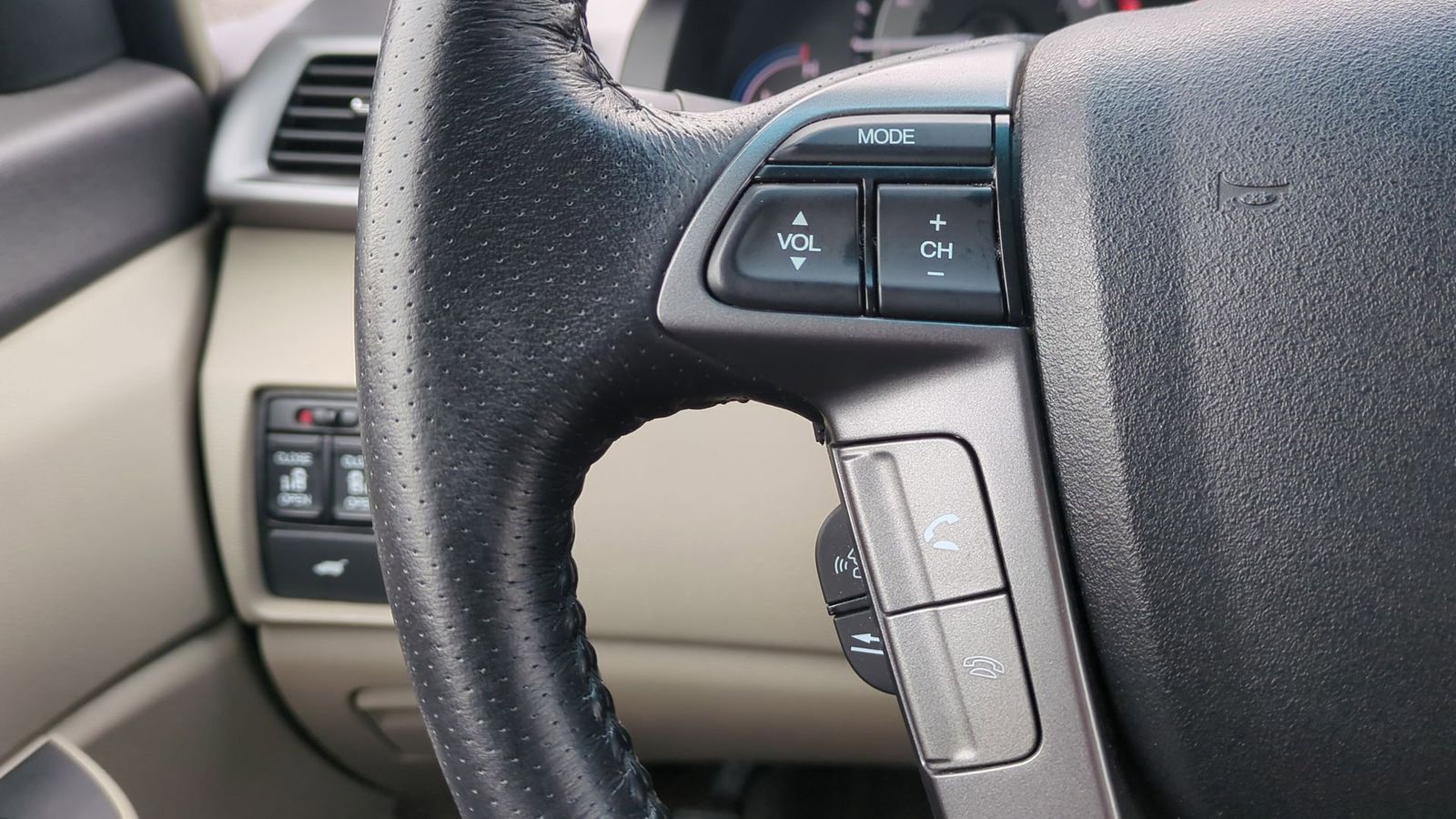 Thumbnail: 2012 Honda Odyssey - 21