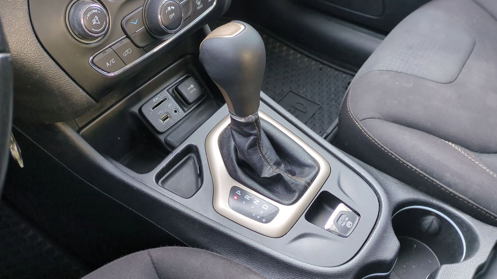 Thumbnail: 2018 Jeep Cherokee - 38