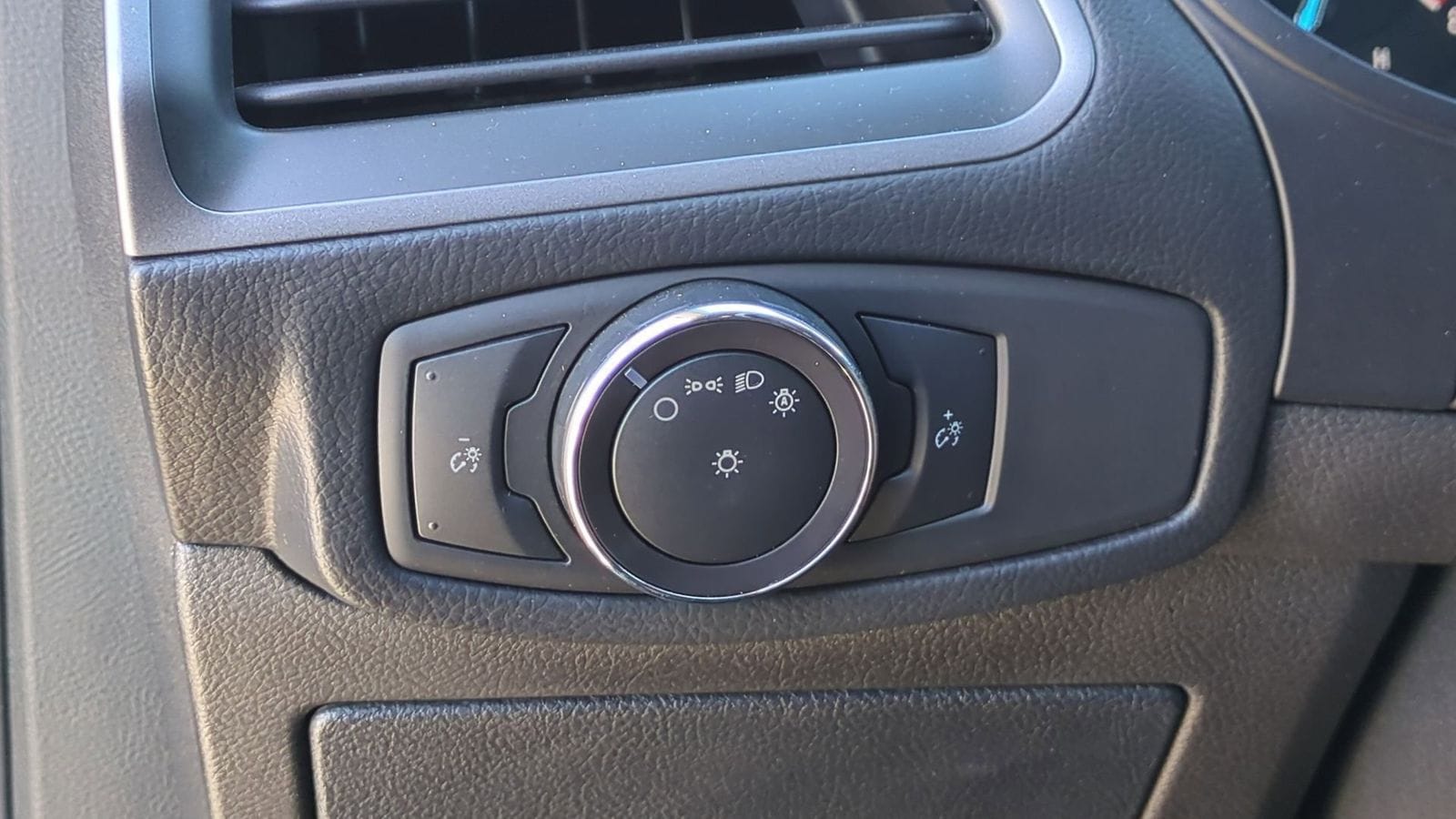 Thumbnail: 2018 Ford Edge - 15