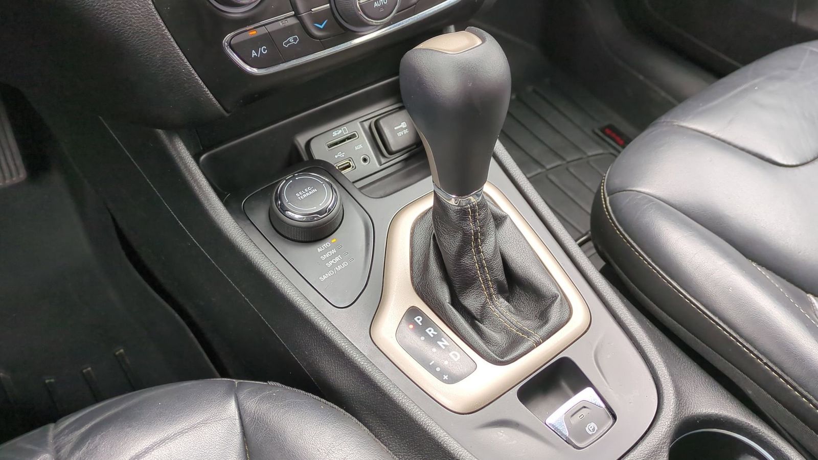 Thumbnail: 2015 Jeep Cherokee - 34