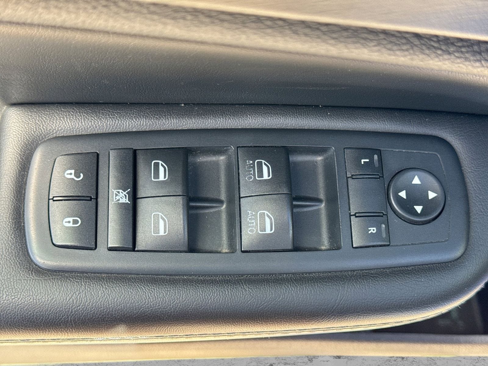 Thumbnail: 2016 Chrysler 200 - 18