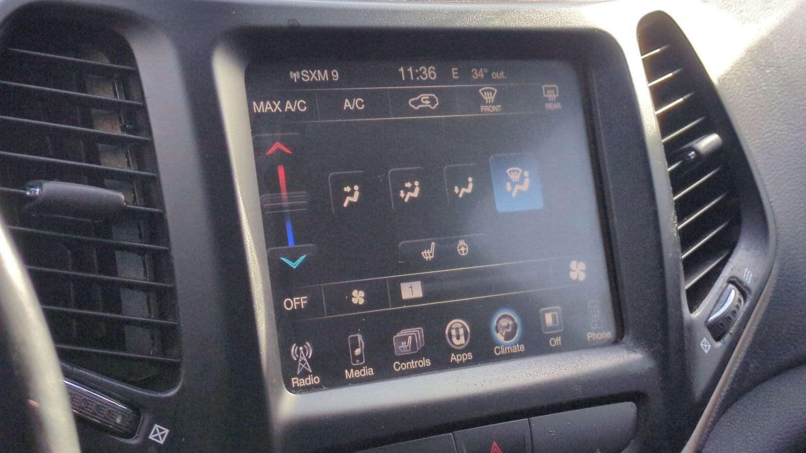 Thumbnail: 2018 Jeep Cherokee - 35