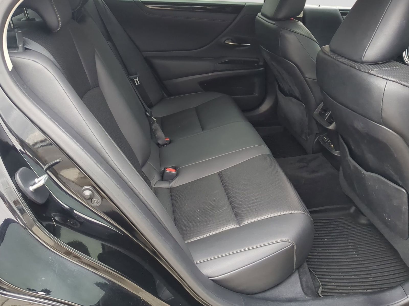 Thumbnail: 2021 Lexus ES - 25