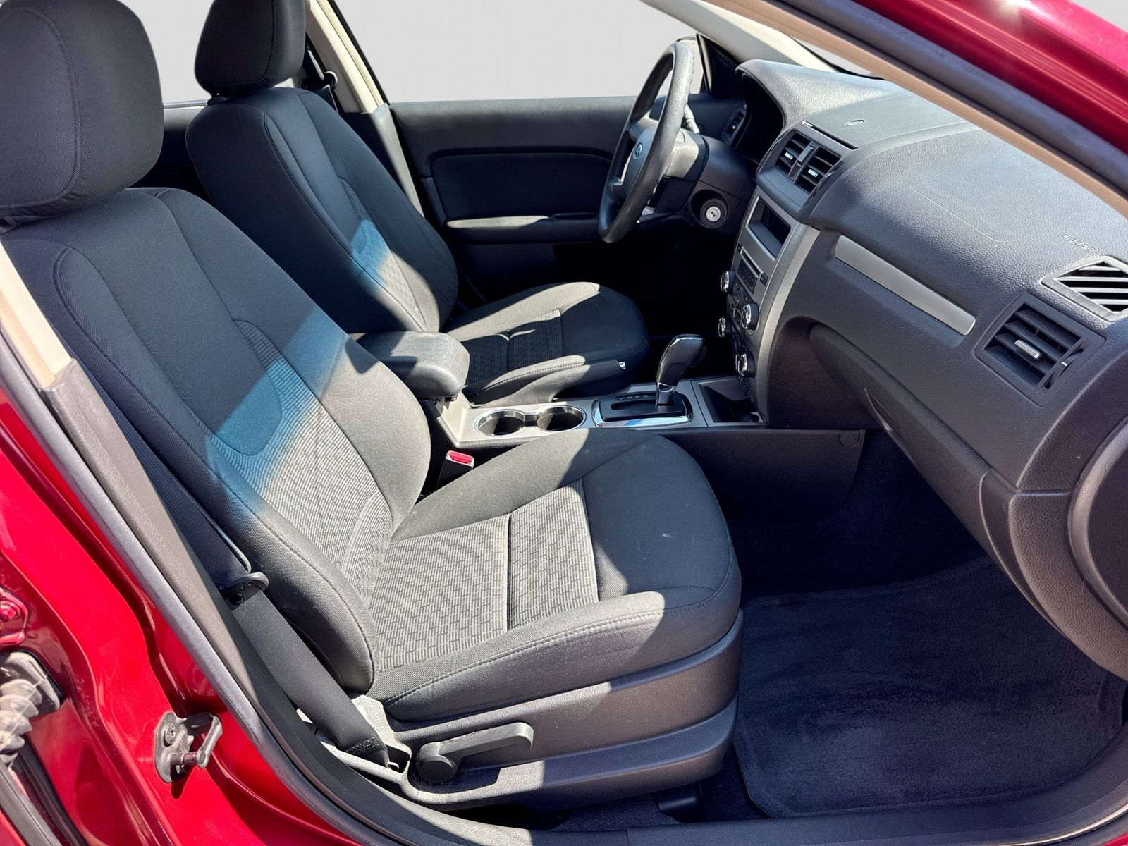 Thumbnail: 2010 Ford Fusion - 21