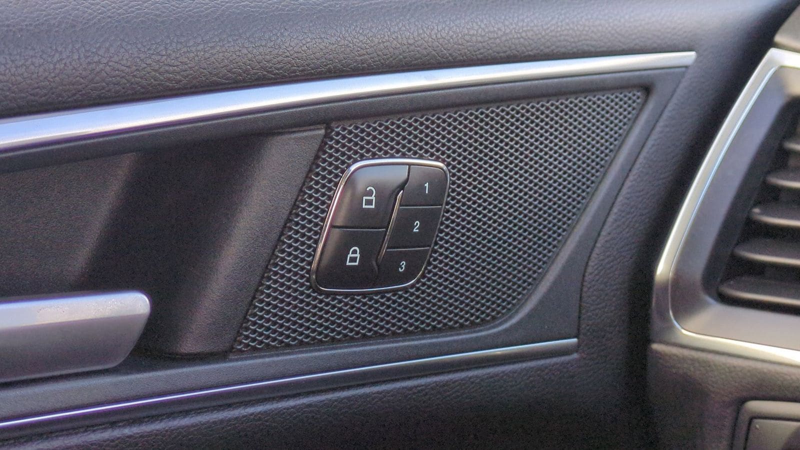 Thumbnail: 2018 Ford Edge - 32