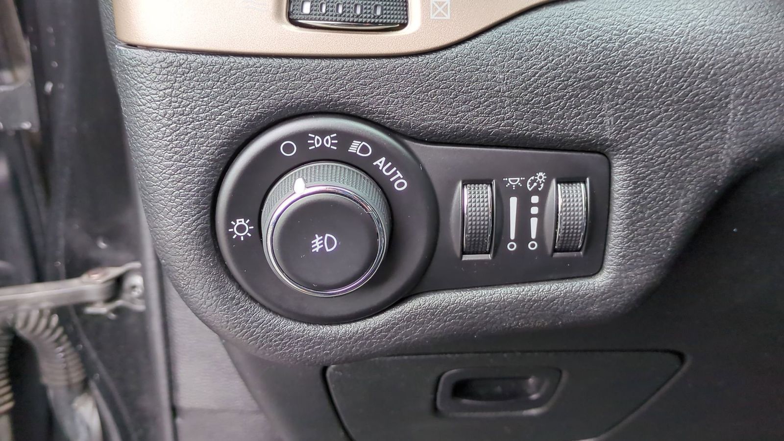 Thumbnail: 2015 Jeep Cherokee - 19