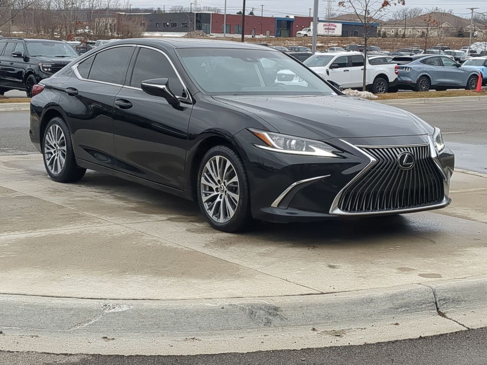 Thumbnail: 2021 Lexus ES - 10
