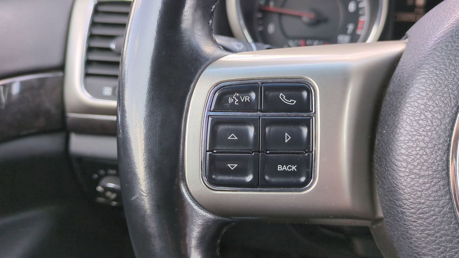 Thumbnail: 2011 Jeep Grand Cherokee - 25