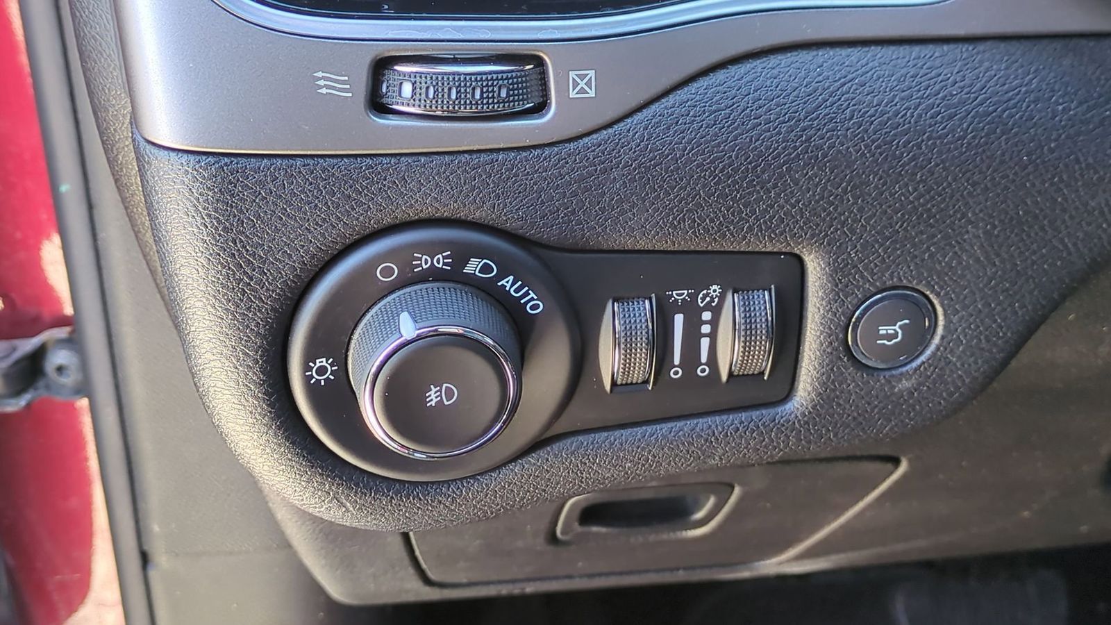 Thumbnail: 2020 Jeep Cherokee - 17