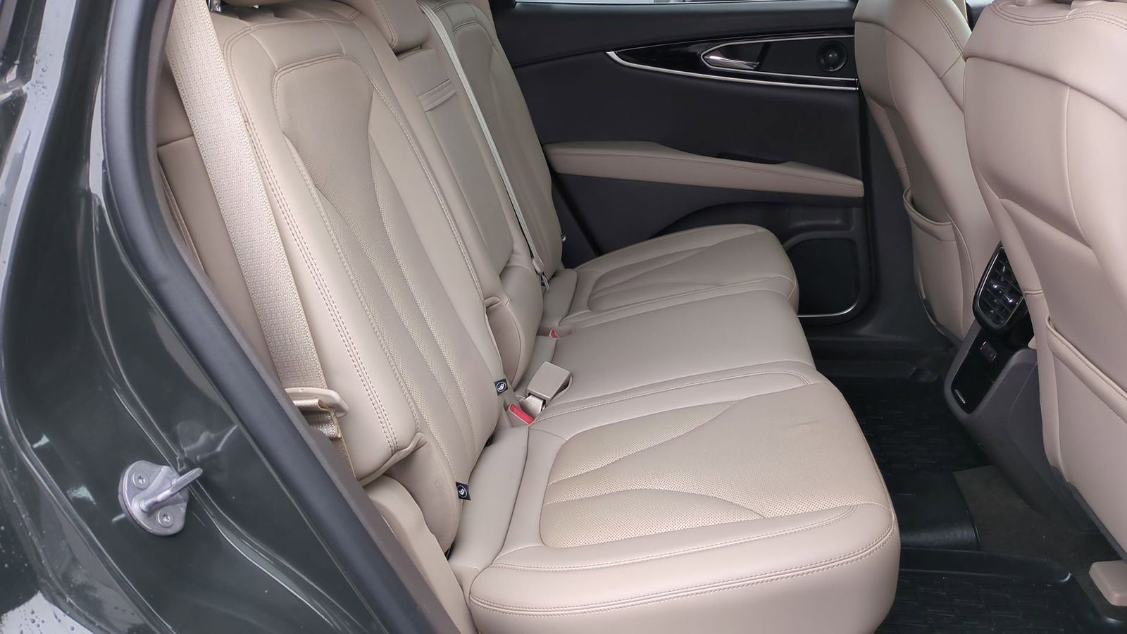 Thumbnail: 2022 Lincoln Nautilus - 22